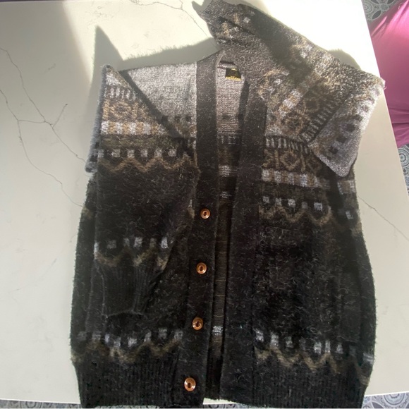 Wool Cardi w/ wood buttons - Picture 2 of 6